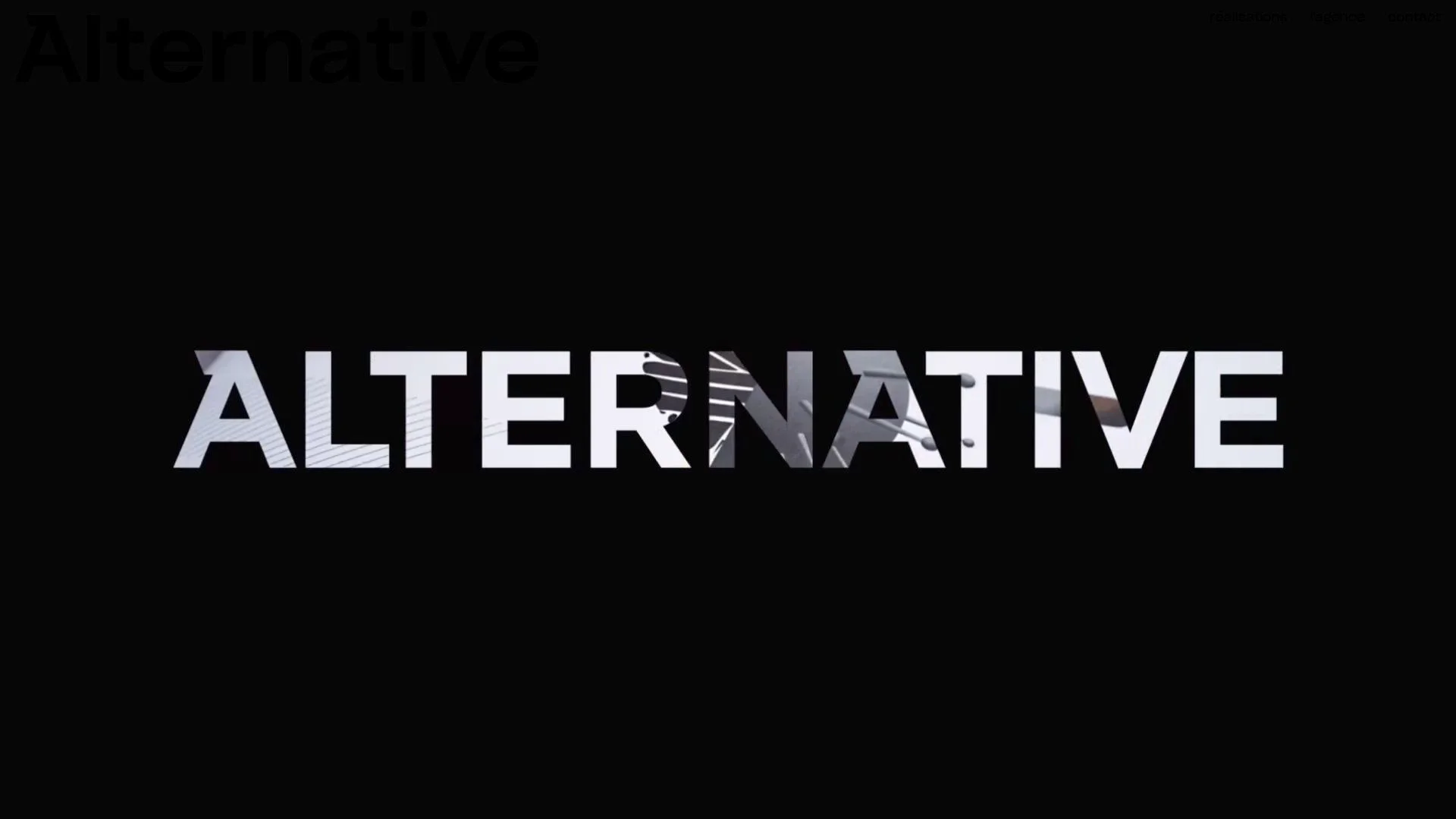 Texte alternatif en noir et blanc avec lettres découpées.