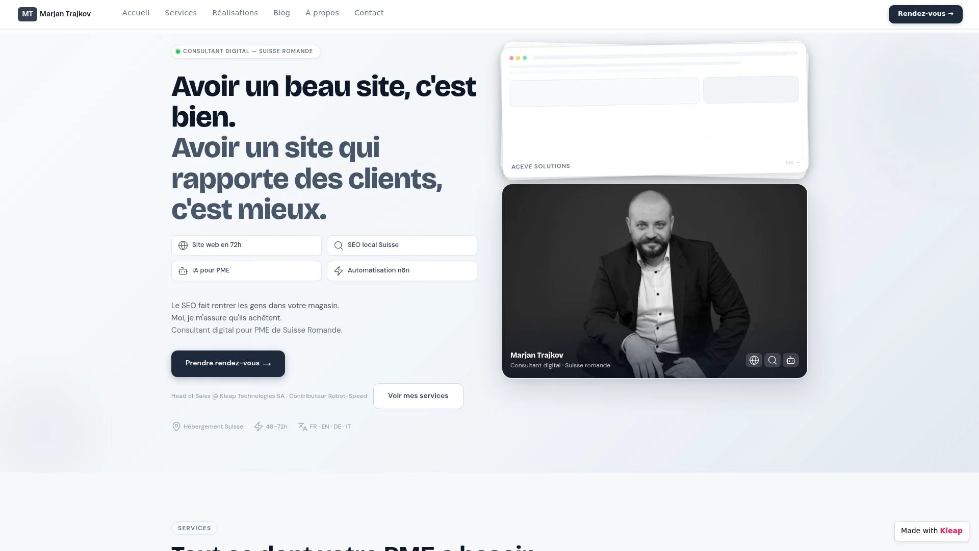Consultant numérique suisse romand assis dans un bureau.