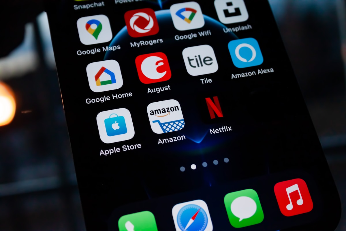 Écran de smartphone avec diverses applications mobiles.