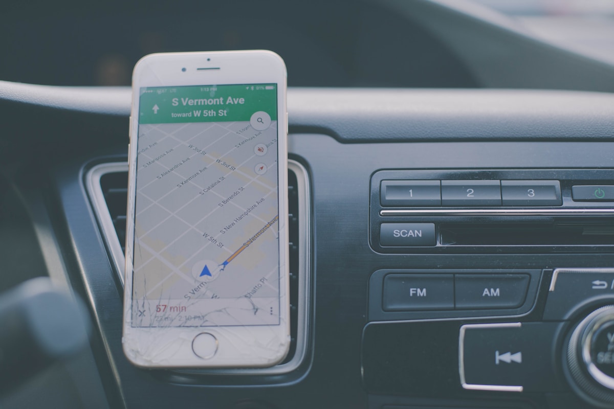 Téléphone affichant un itinéraire de navigation dans une voiture.