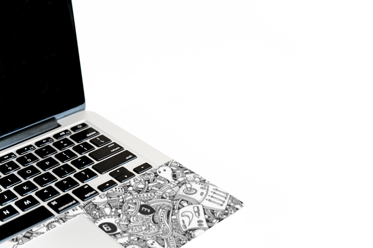 Ordinateur portable avec motif graphique noir et blanc sur le clavier.