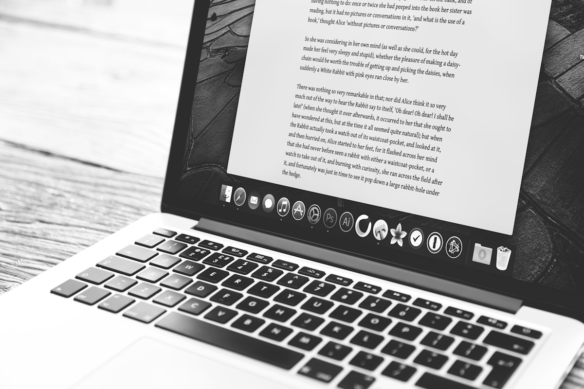 Ordinateur portable ouvert avec un texte affiché sur l'écran.
