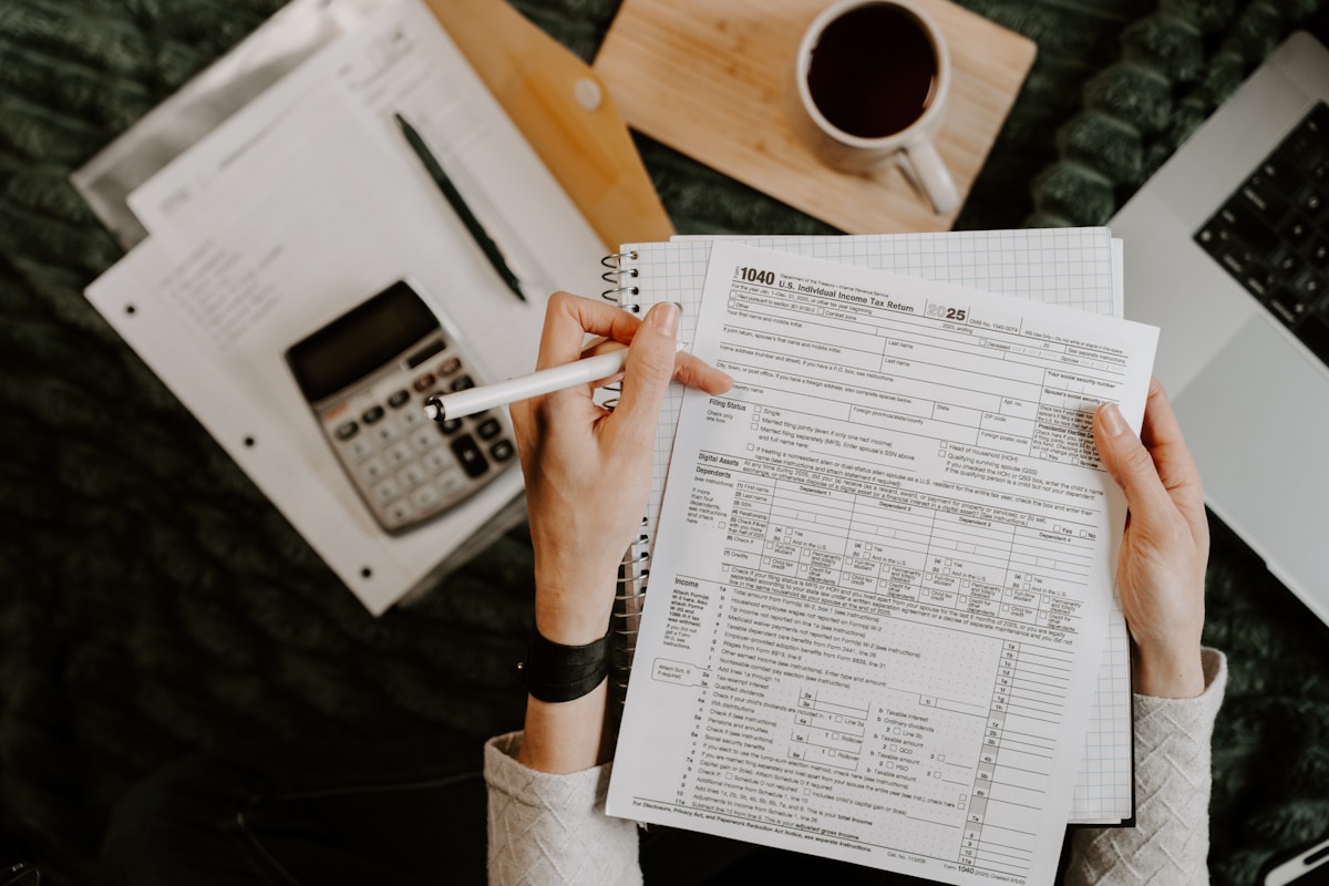 Formulaire fiscal 1040 avec calculatrice et tasse de café sur un bureau.