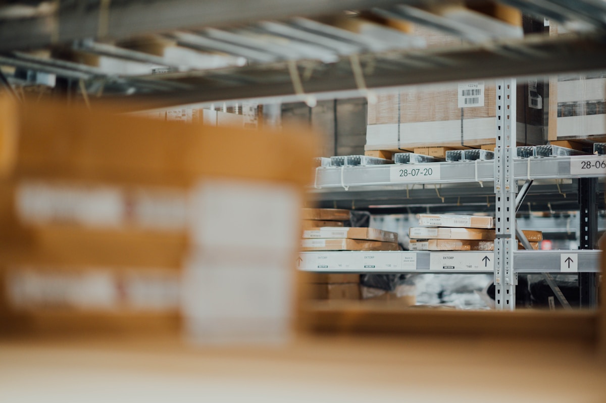 Étagères de stockage remplies de boîtes et de matériel dans un entrepôt.