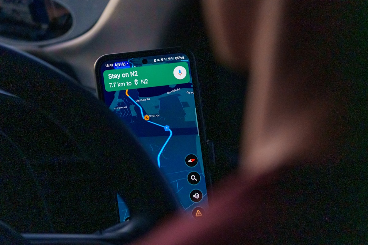 Écran de navigation GPS indiquant un itinéraire sur l'autoroute N2.