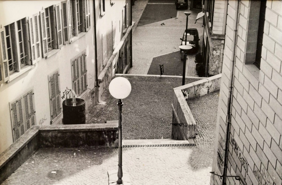 Escalier de pierre dans une ruelle étroite de ville européenne.