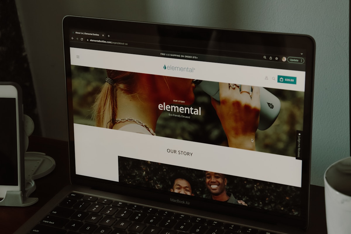 Site web de la marque Elemental avec des images de personnes souriantes.