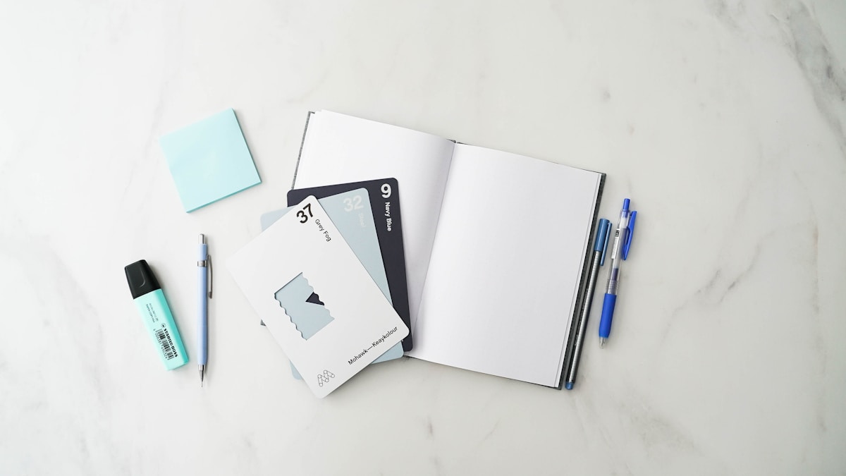Fournitures de bureau sur une surface en marbre blanc.