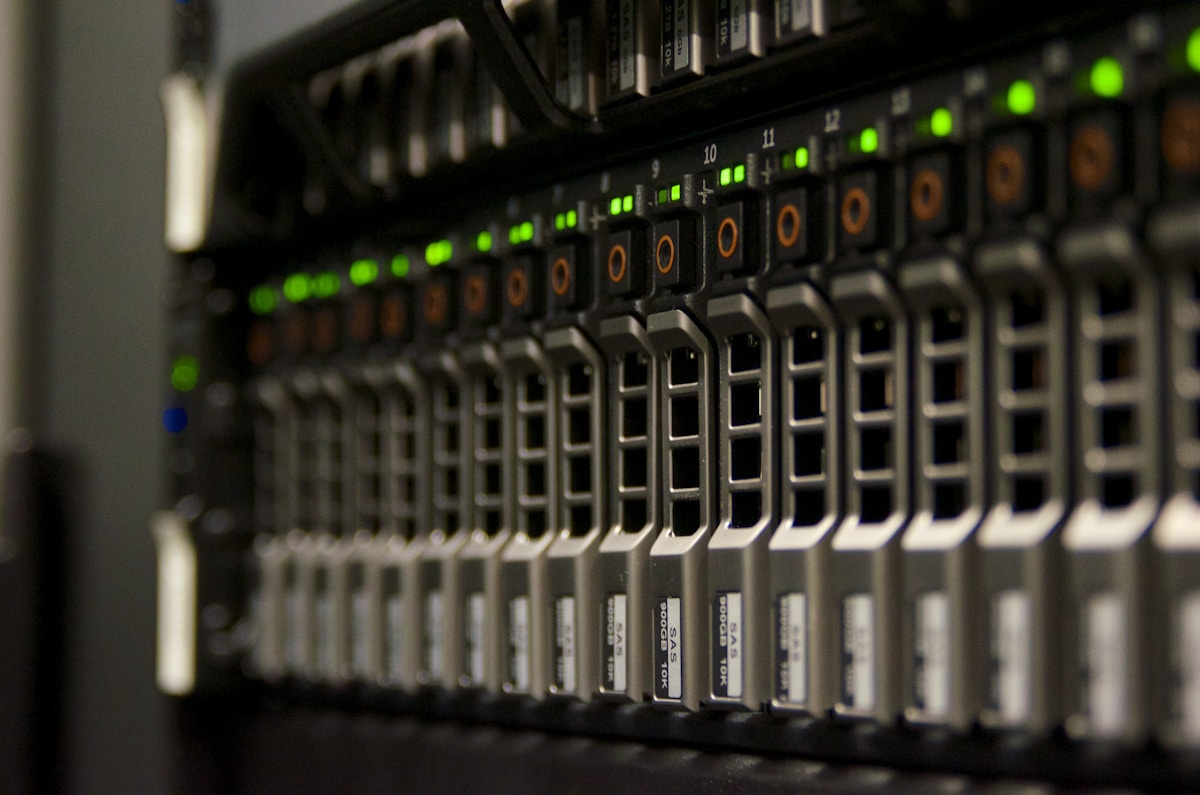 Rangée de serveurs informatiques avec voyants lumineux verts.
