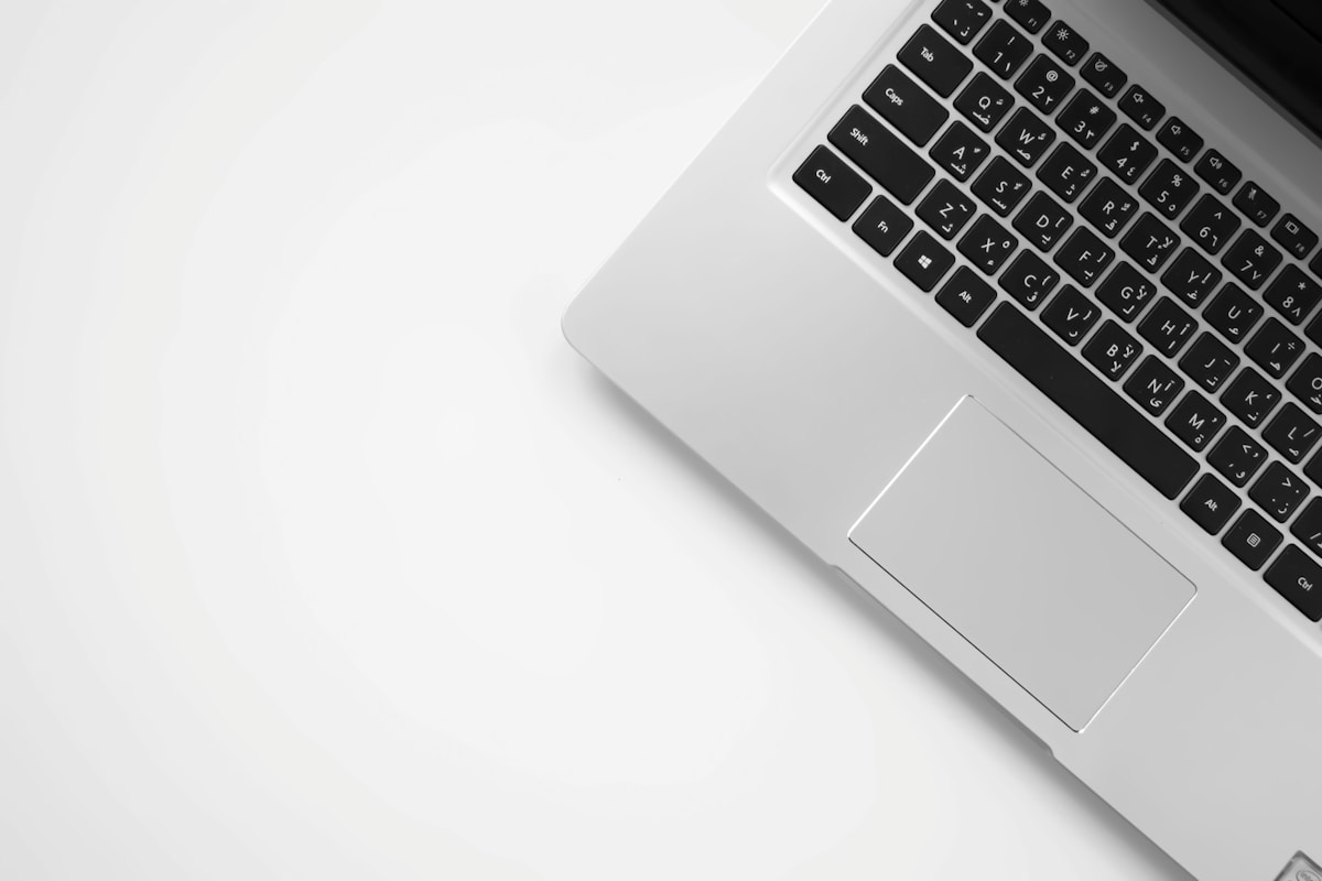 Clavier d'ordinateur portable blanc et noir sur fond blanc.