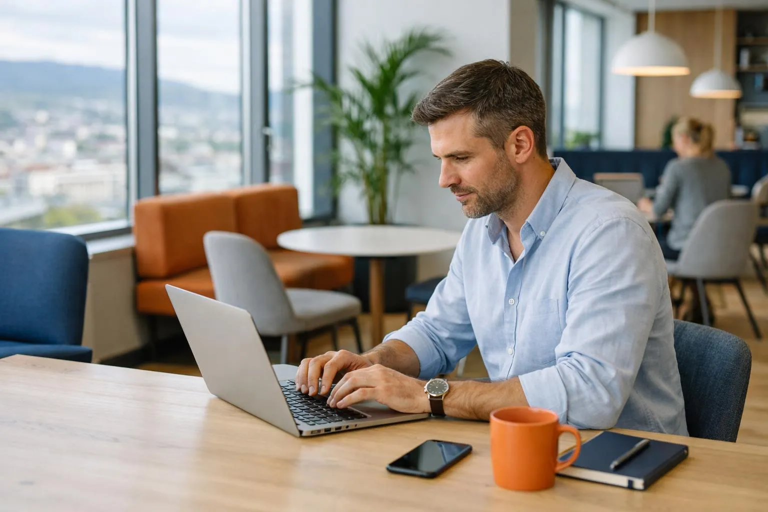 Homme d'affaires travaillant sur ordinateur portable dans un bureau moderne.