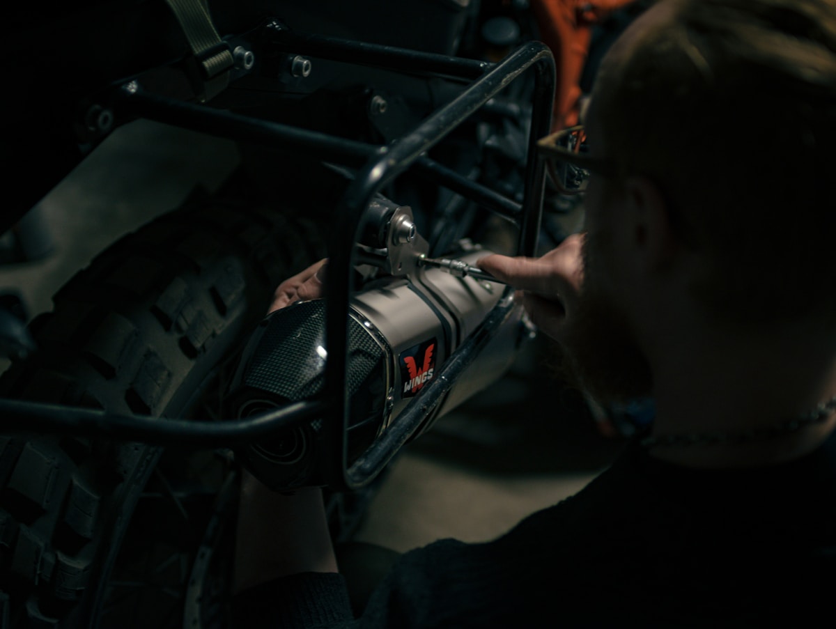 Gros plan sur un moteur de moto en réparation.