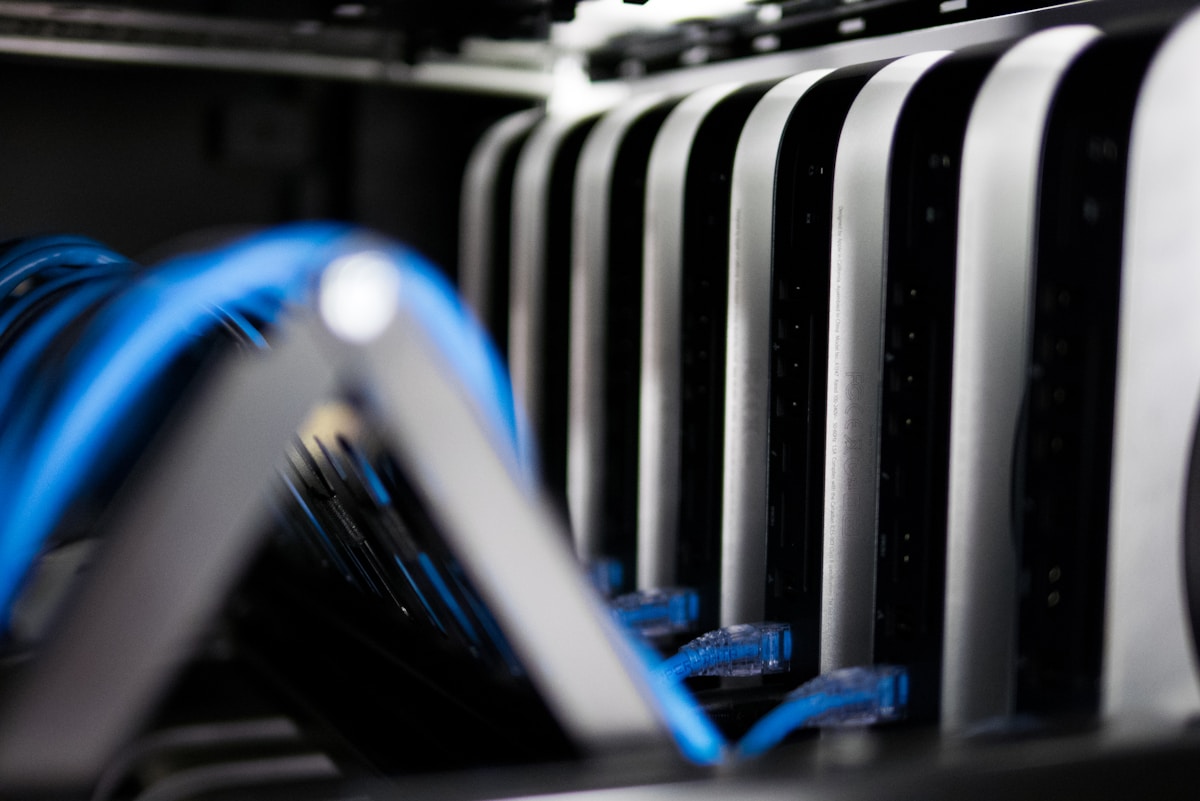 Rangées de disques durs dans un boîtier informatique sombre.