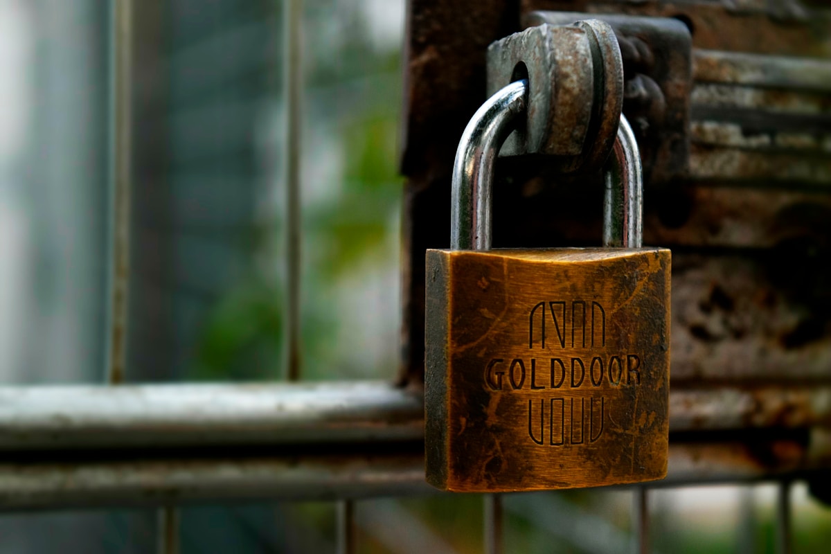 Cadenas rouillé en laiton avec inscription "Golddoor".