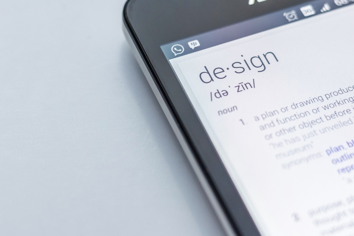 Définition du mot "design" sur un écran de smartphone.