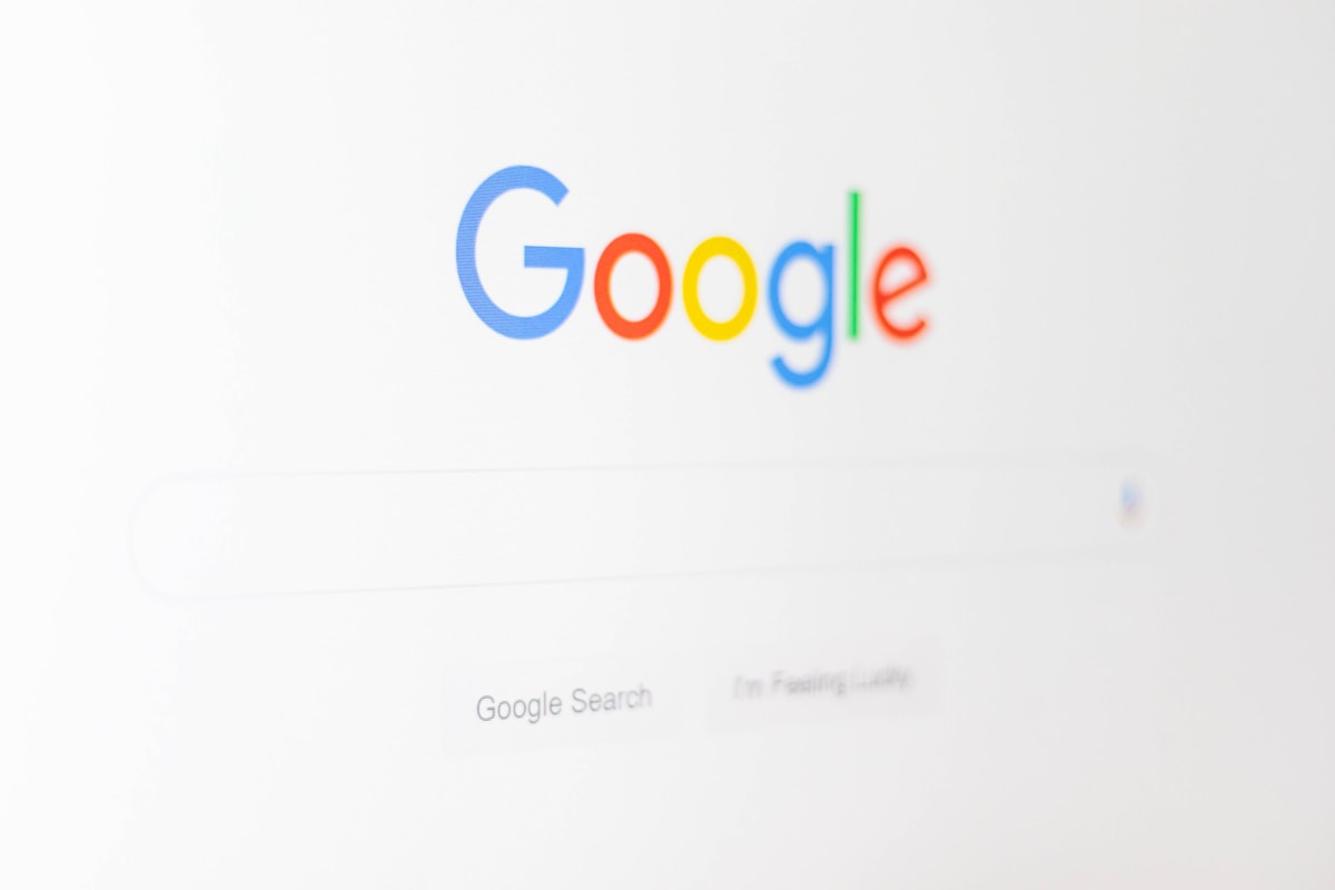 Logo coloré de Google avec barre de recherche.