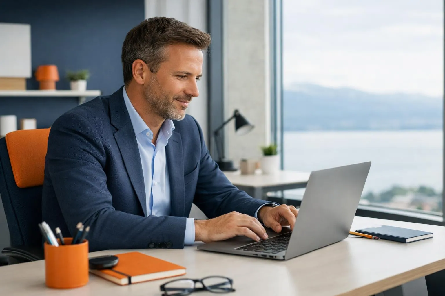 Homme d'affaires travaillant sur son ordinateur portable dans un bureau avec vue sur la nature.