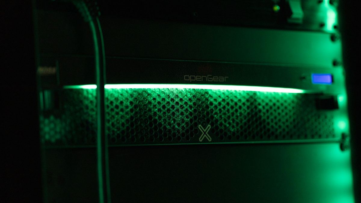Unité de stockage de données informatiques verte et noire avec logo OpenGear.