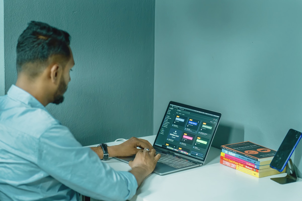 Homme travaillant sur un ordinateur portable dans un bureau.