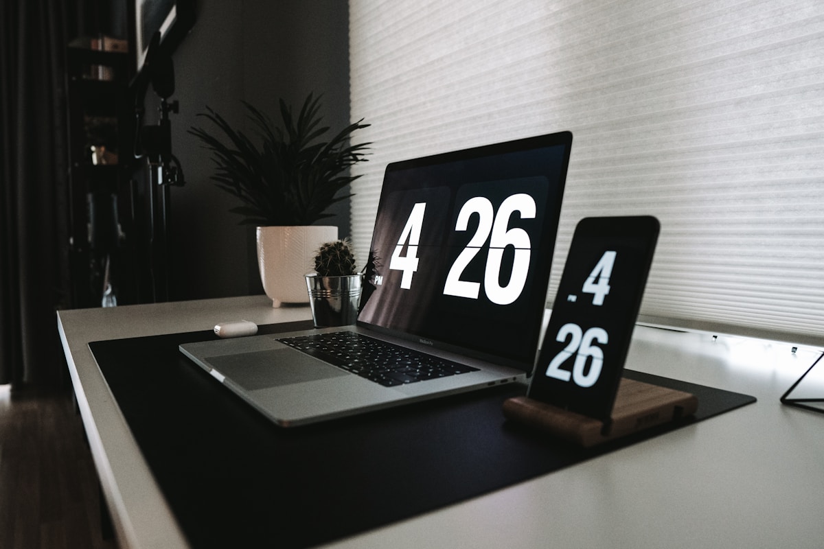 Bureau de travail avec ordinateur portable et accessoires.