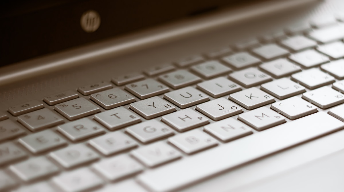 Clavier d'ordinateur avec touches blanches et lettres noires.