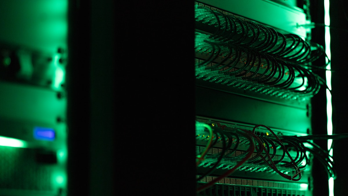 Serveurs informatiques dans un environnement sombre et verdâtre.