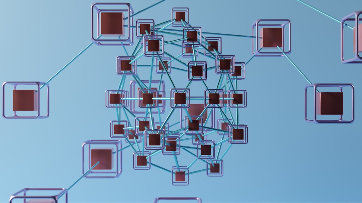 Réseau interconnecté de cubes rouges et bleus sur fond bleu.