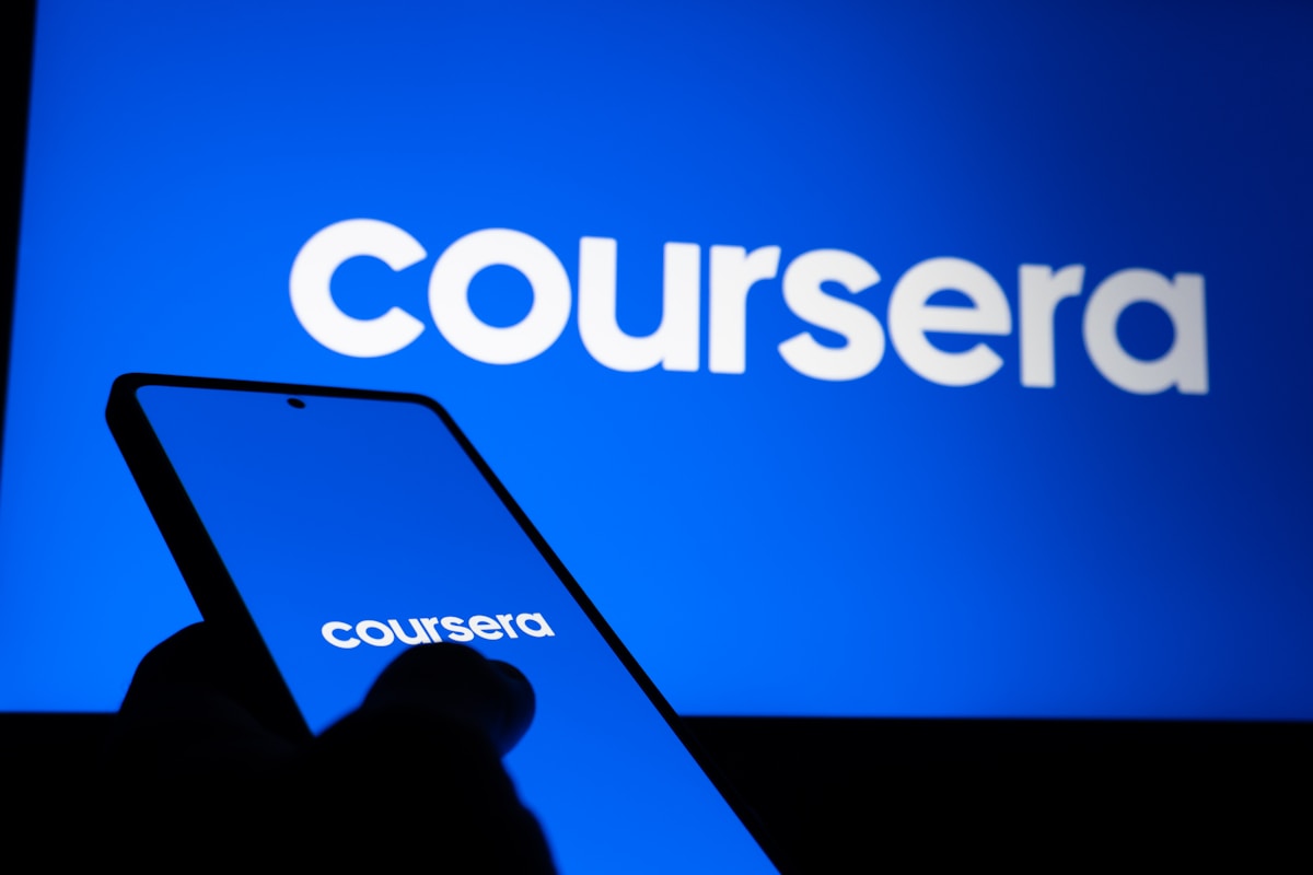 Logo Coursera sur écran de smartphone.
