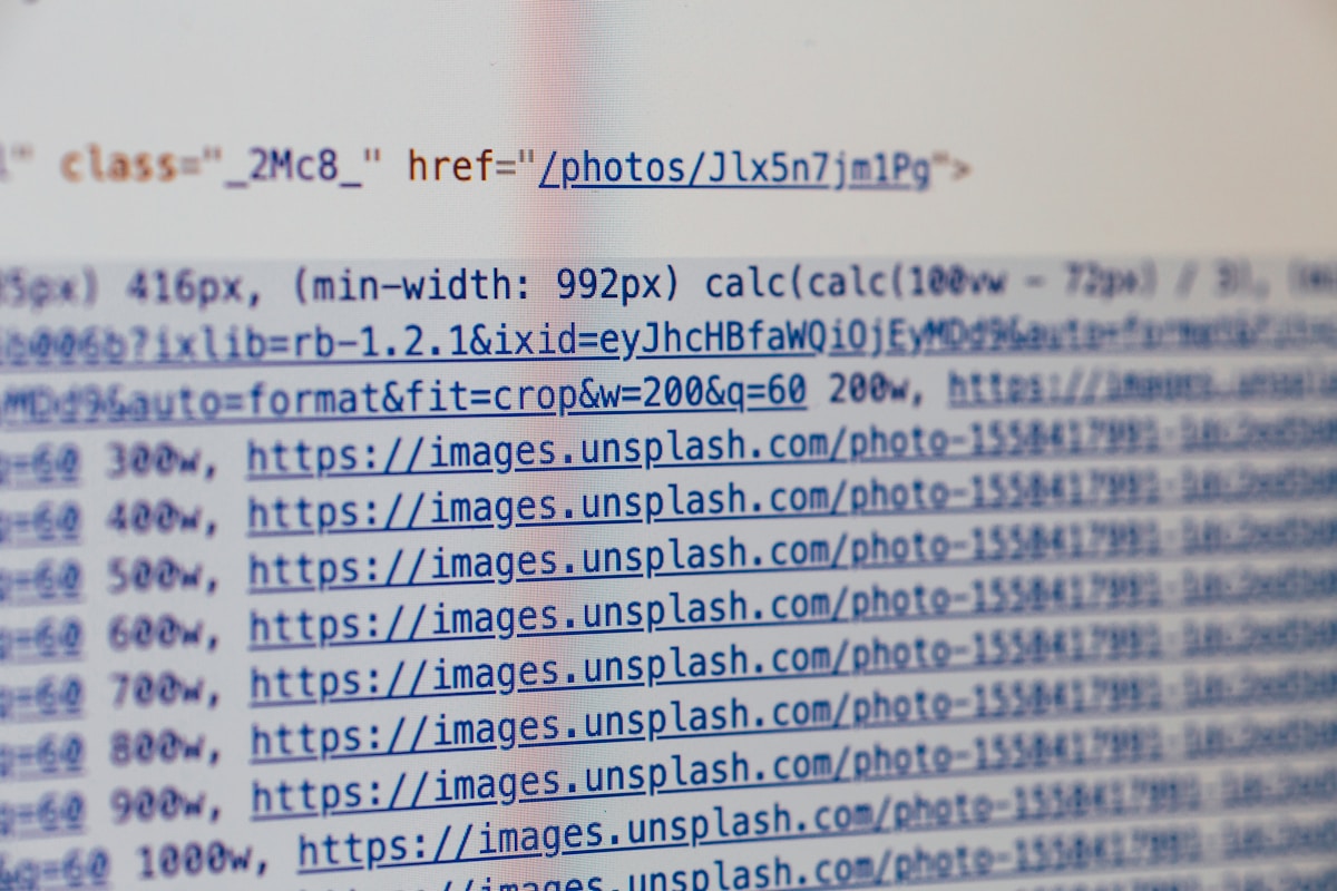 Code HTML avec des liens vers des images Unsplash.
