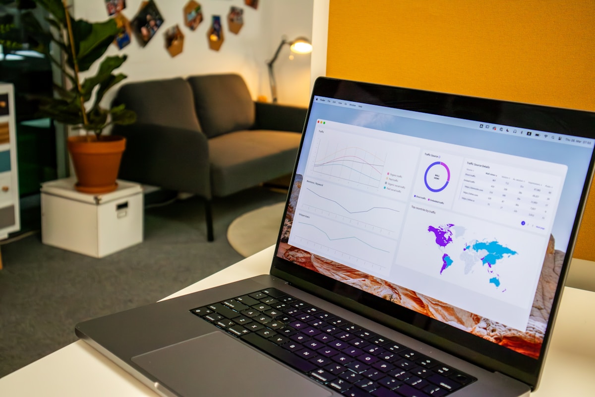 Ordinateur portable avec un graphique de données sur l'écran, dans un bureau confortable.