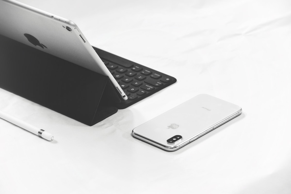 Tablette, clavier, stylet et smartphone blanc sur fond blanc.