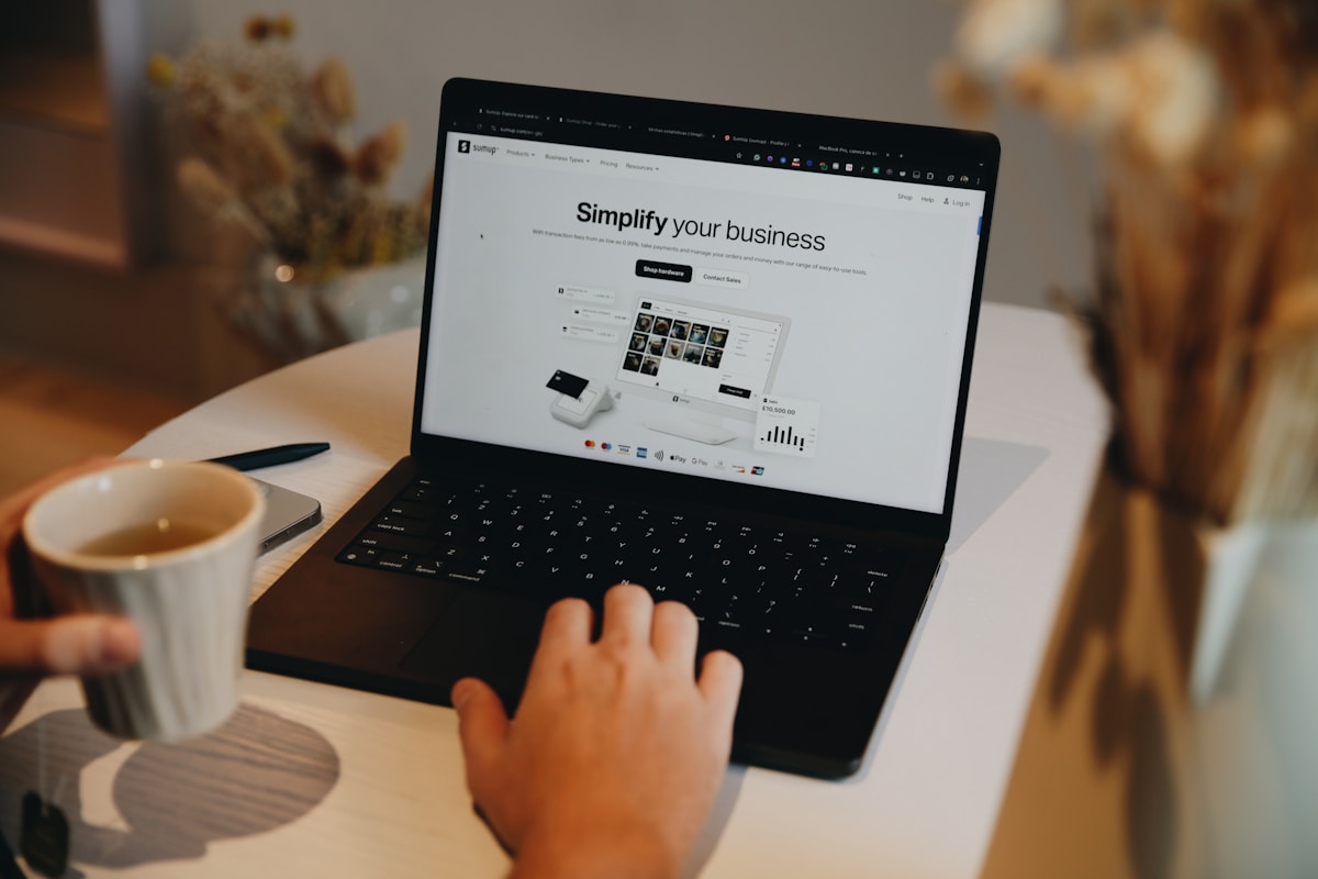 Ordinateur portable affichant une page web pour simplifier les activités commerciales.