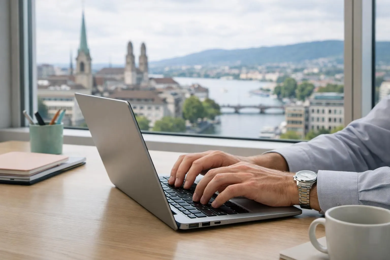 Homme d'affaires travaillant sur ordinateur portable avec vue panoramique sur la ville.