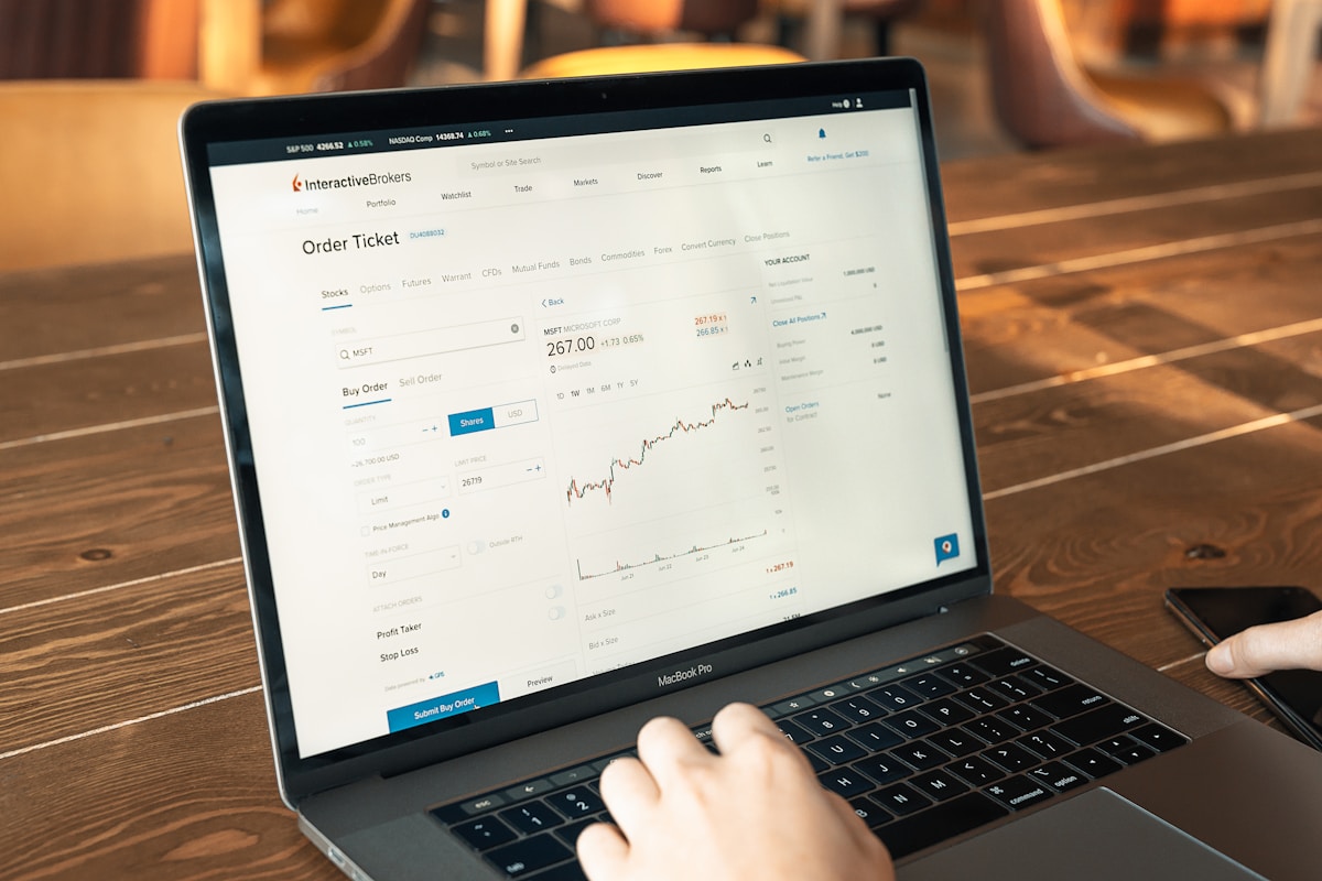 Écran d'ordinateur affichant une interface de négociation boursière en ligne.