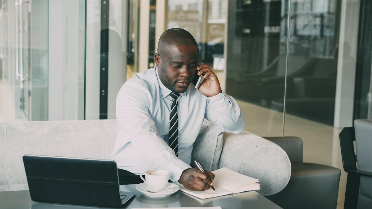 Homme d'affaires afro-américain travaillant au bureau avec ordinateur portable.
