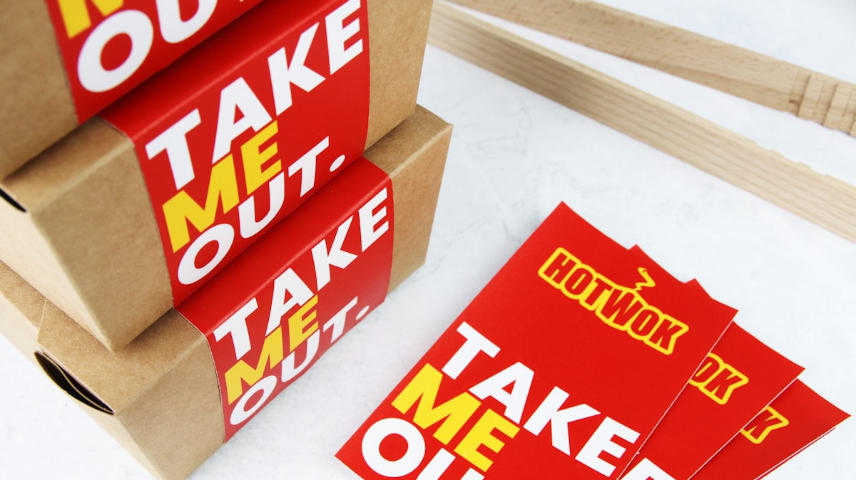 Boîtes de commande à emporter avec texte promotionnel.