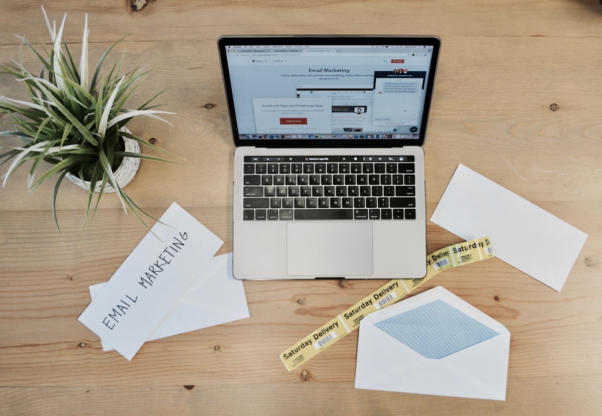 Ordinateur portable, enveloppes, plante, marketing par e-mail, livraison le samedi.