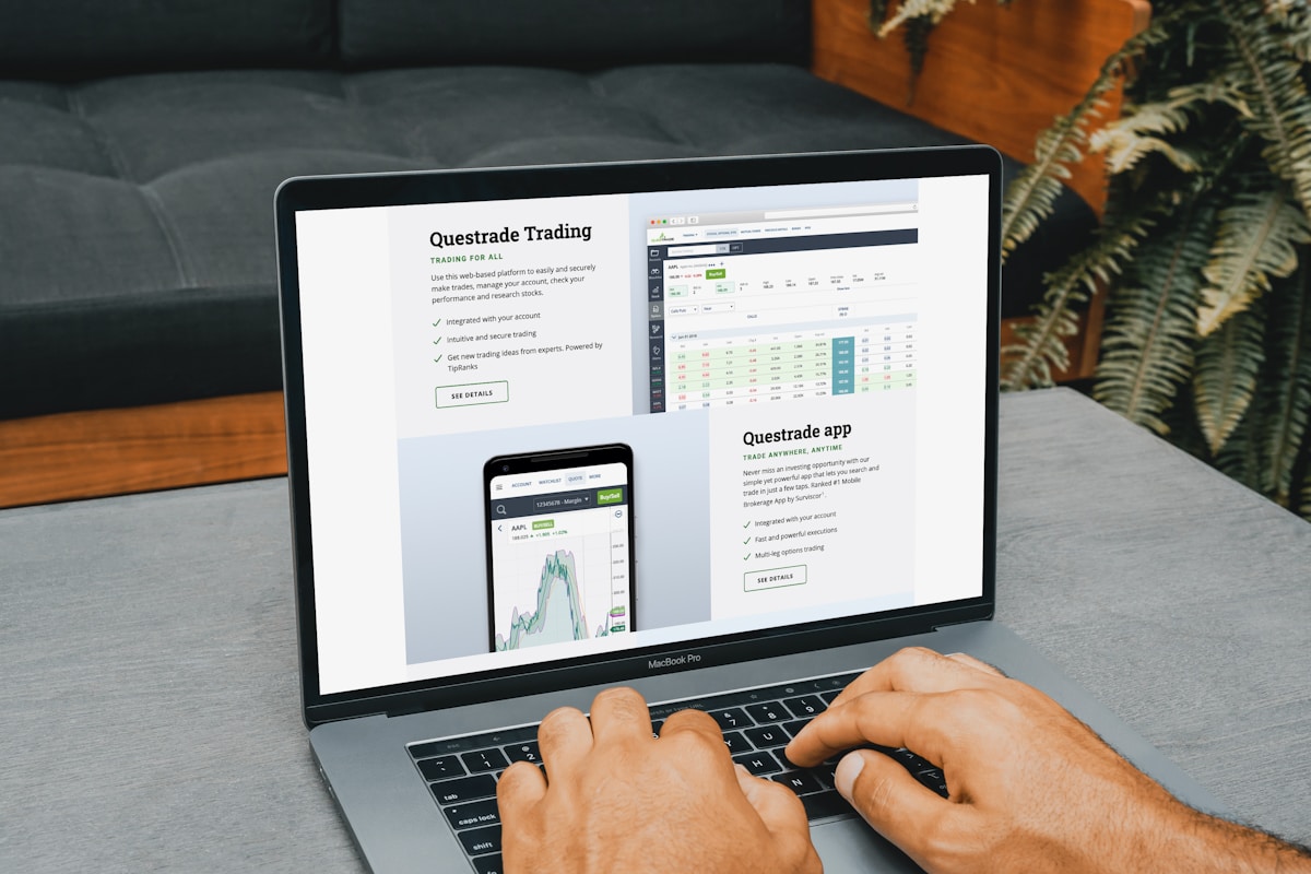 Ordinateur portable affichant le site Web de Questrade Trading avec un graphique boursier.