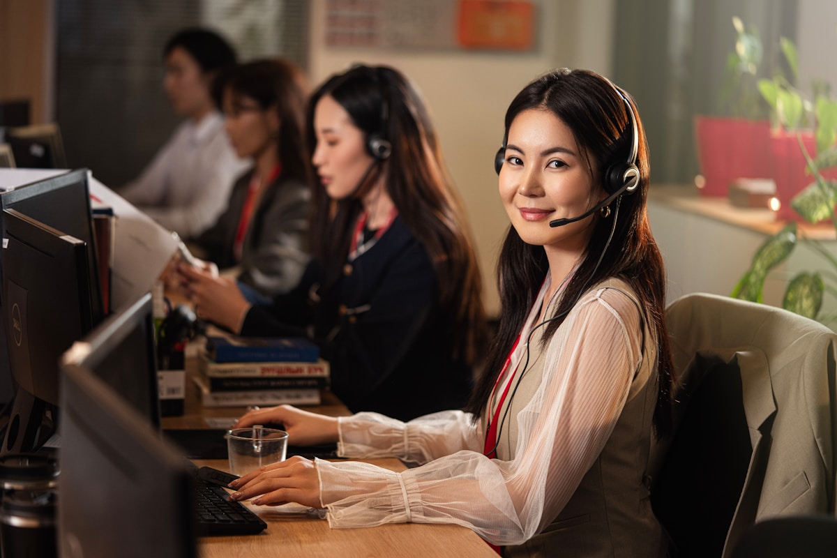 Employés asiatiques travaillant dans un centre d'appels.
