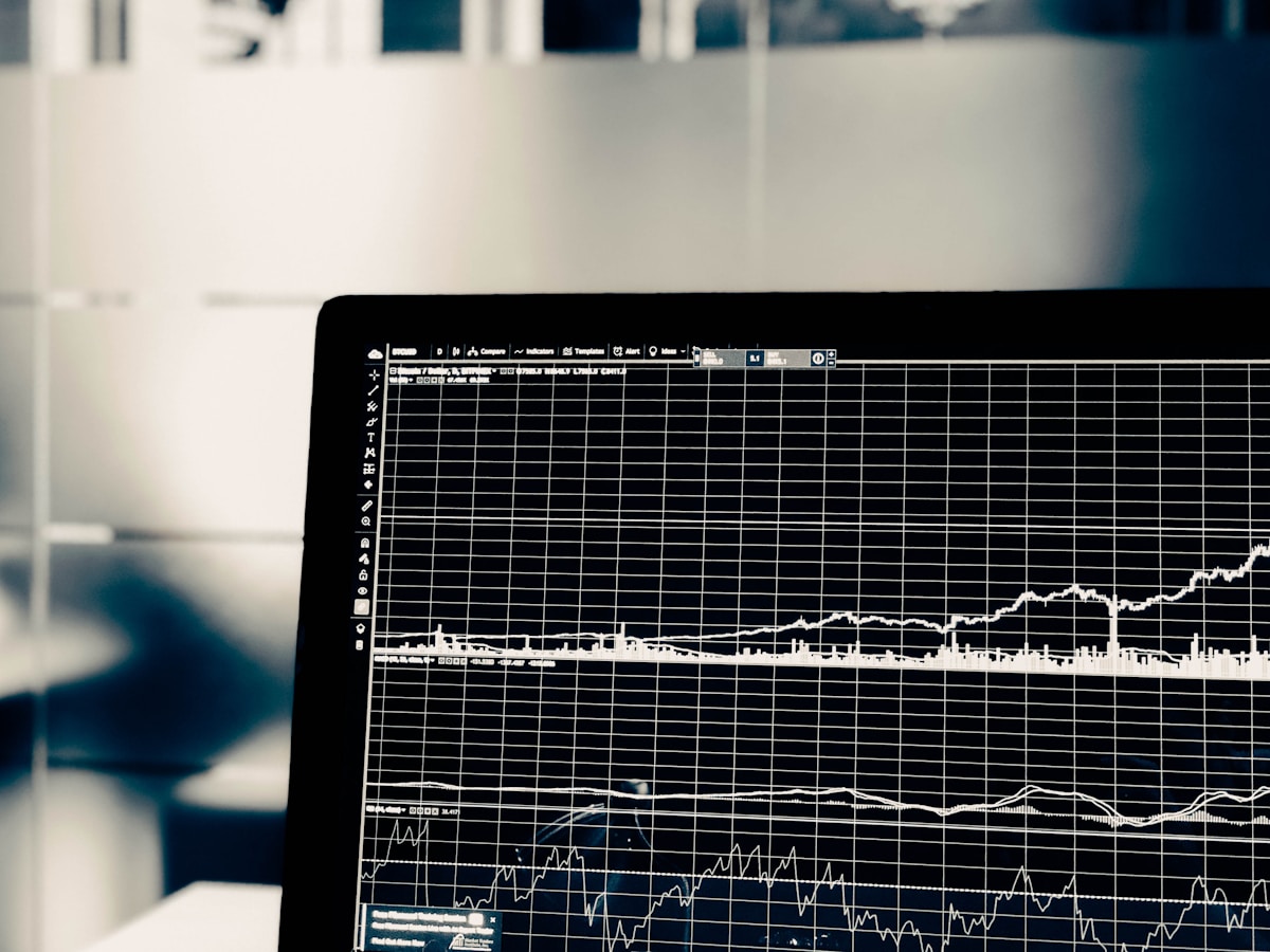 Graphique boursier détaillé montrant des tendances et des fluctuations du marché.