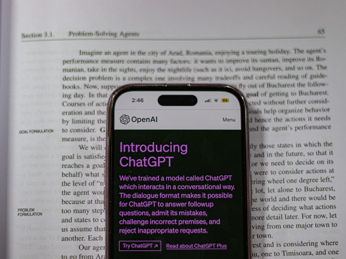Écran de smartphone présentant l'interface d'OpenAI avec l'introduction de ChatGPT.