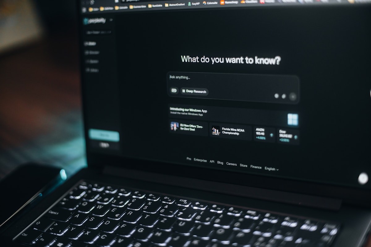 Écran d'ordinateur avec une interface de recherche en gros plan.