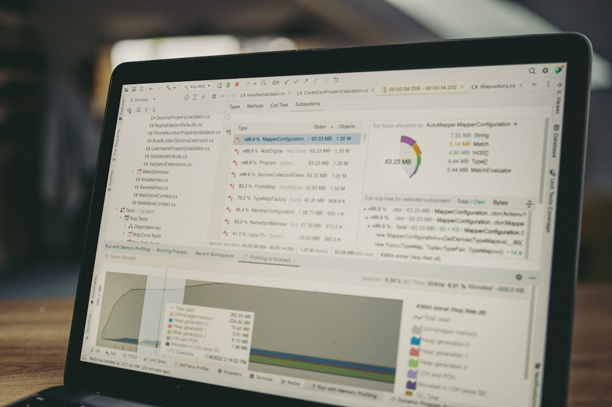 Écran d'ordinateur affichant des informations techniques et des graphiques.