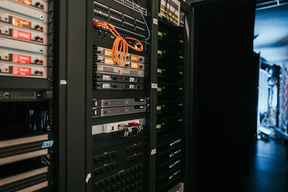 Rack de serveurs informatiques avec câbles et équipements électroniques.