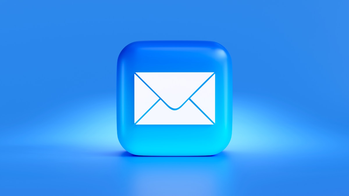 Icône bleue représentant une enveloppe blanche sur fond bleu.