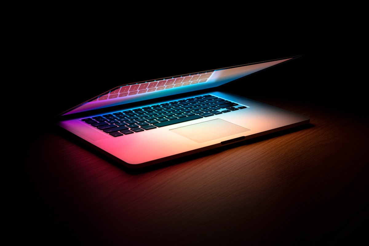 Ordinateur portable avec clavier rétroéclairé aux couleurs vives.