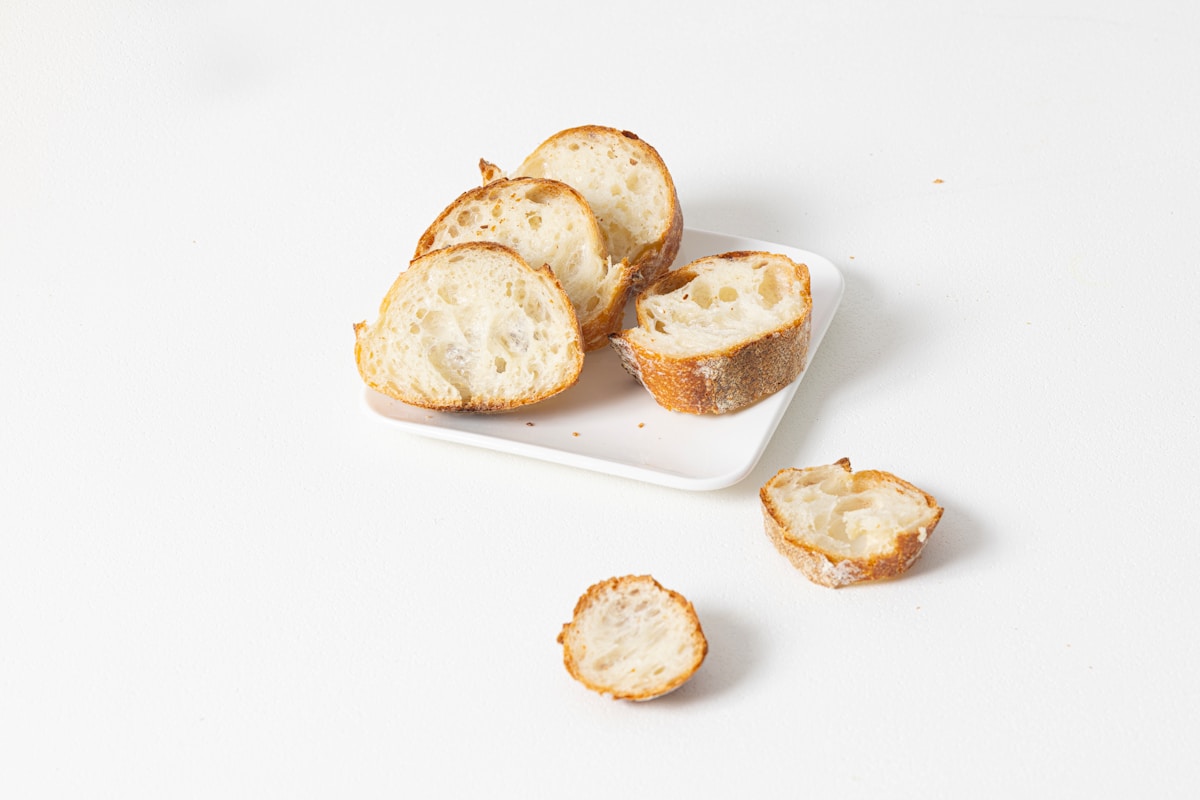 Tranches de pain grillé dorées sur une assiette blanche.