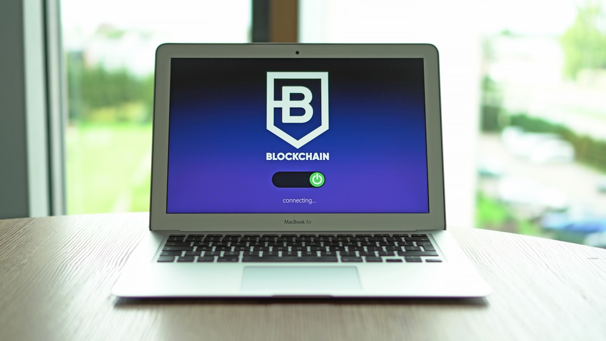 Ordinateur portable affichant le logo et l'interface de connexion Blockchain.