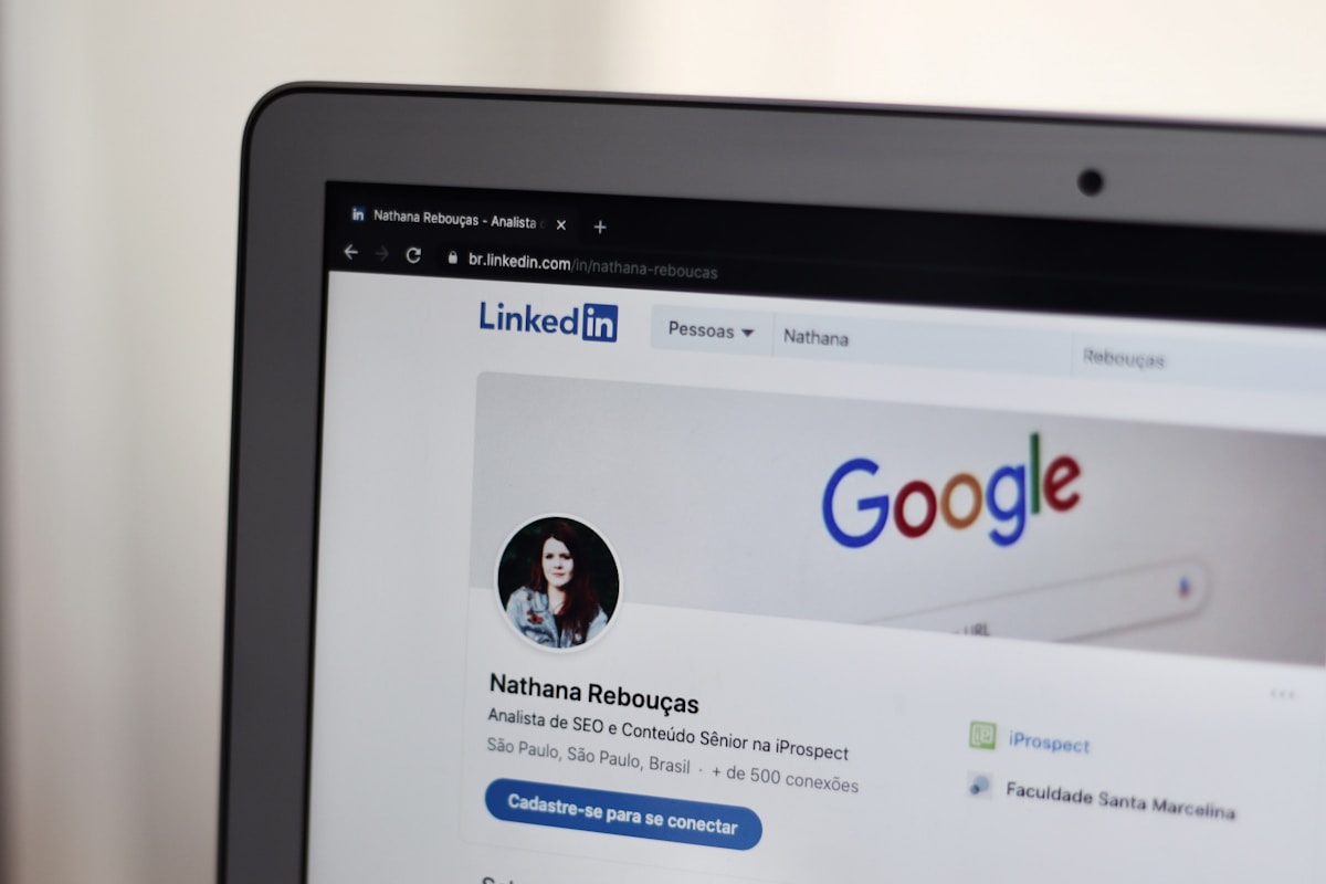 Profil LinkedIn d'une analyste SEO et de contenu senior.