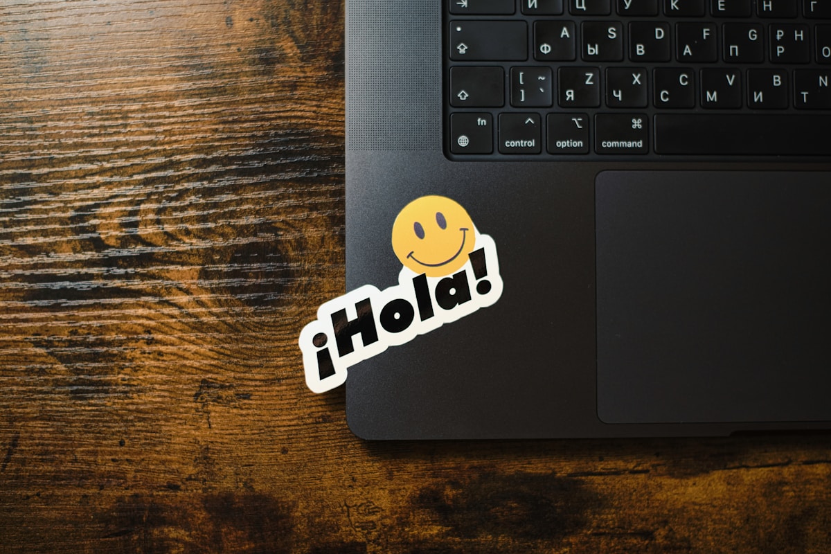 Ordinateur portable avec sticker smiley et texte "iHold".